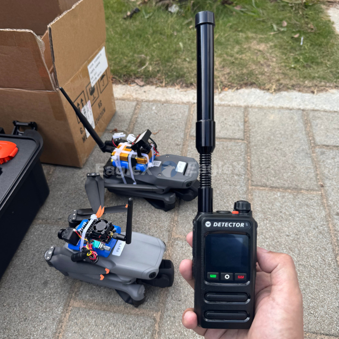 1.5-2KM हैंडहेल्ड FPV ड्रोन डिटेक्टर 800 ₹1500MHz、2400 ₹2485MHz、5725 ₹5850MHz का पता लगाता है 1