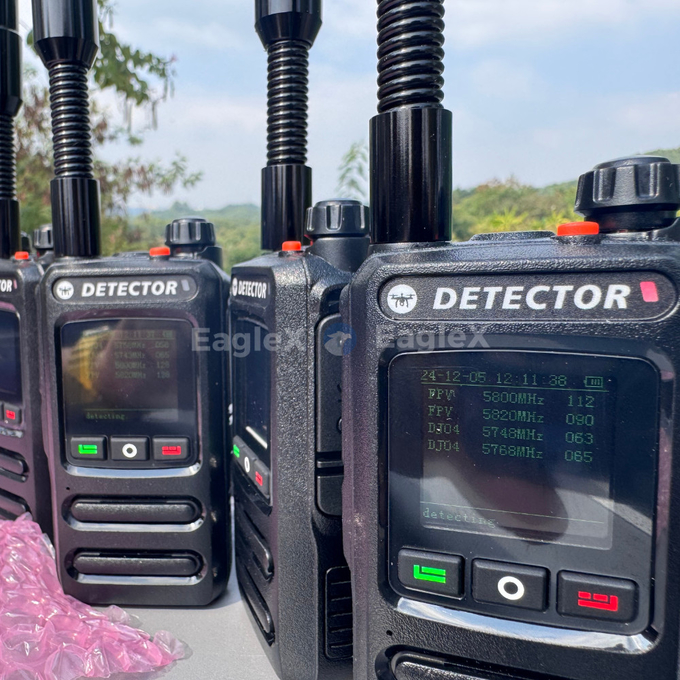 1.5-2KM हैंडहेल्ड FPV ड्रोन डिटेक्टर 800 ₹1500MHz、2400 ₹2485MHz、5725 ₹5850MHz का पता लगाता है 0
