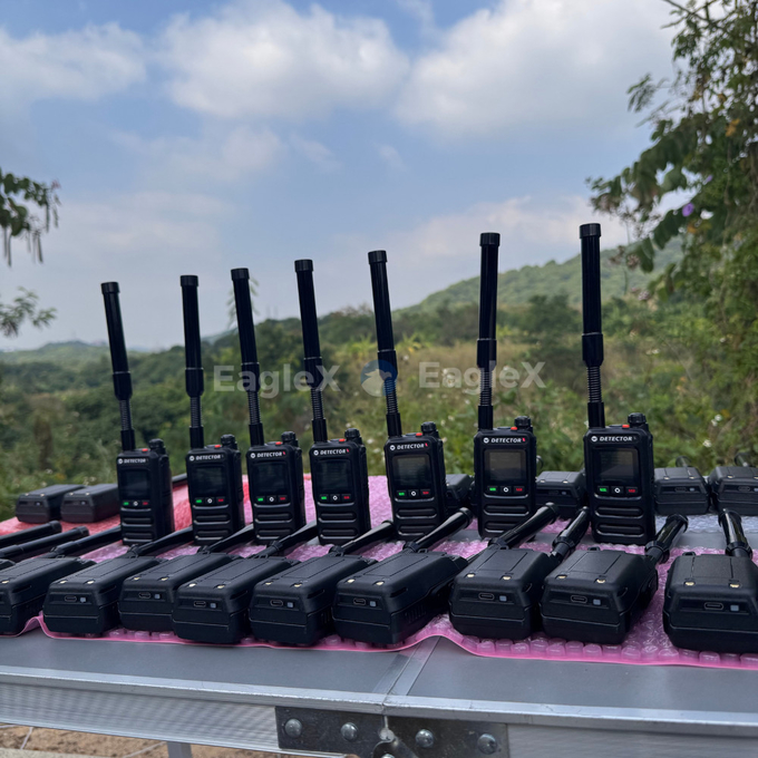 1.5-2KM हैंडहेल्ड FPV ड्रोन डिटेक्टर 800 ₹1500MHz、2400 ₹2485MHz、5725 ₹5850MHz का पता लगाता है 2