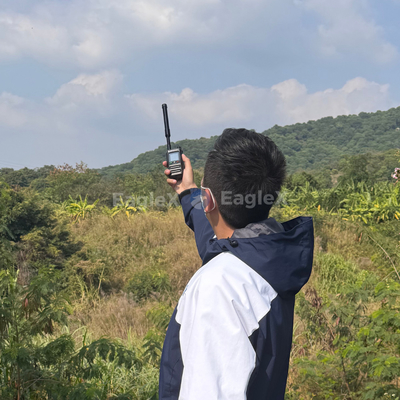 1500 मीटर-2000 मीटर प्रारंभिक चेतावनी हैंडहेल्ड एफपीवी ड्रोन डिटेक्टर डिटेक्शन 800 मेगाहर्ट्ज 1500 मेगाहर्ट्ज 2400 मेगाहर्ट्ज 5800 मेगाहर्ट्ज